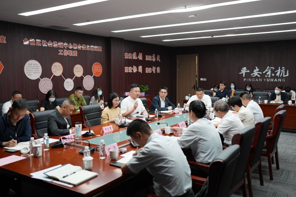 浙江省信訪局領(lǐng)導(dǎo)和相關(guān)領(lǐng)導(dǎo)組成的下訪團(tuán)在杭州市余杭區(qū)社會治理中心接受群眾上訪（5月25日攝）。新華社記者 翁忻旸 攝