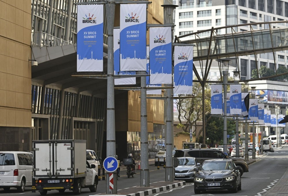這是8月17日在南非約翰內(nèi)斯堡拍攝的金磚峰會(huì)條幅。金磚國家領(lǐng)導(dǎo)人第十五次會(huì)晤將于南非約翰內(nèi)斯堡舉行。新華社記者 陳誠 攝