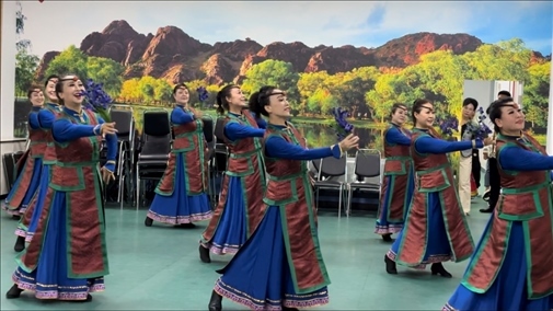 臨潢家園社區(qū)居民在烏蘭牧騎排練廳編排舞蹈。人民網(wǎng)記者 金洪花攝