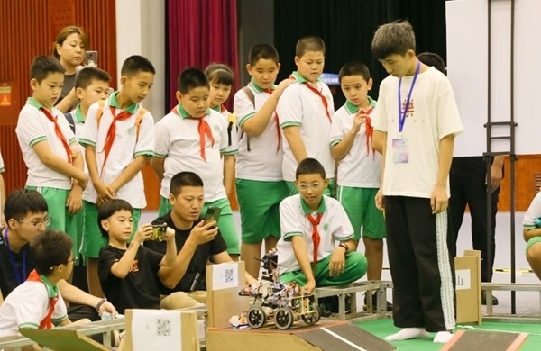 青少年學(xué)生現(xiàn)場觀看比賽。北京工商大學(xué)供圖