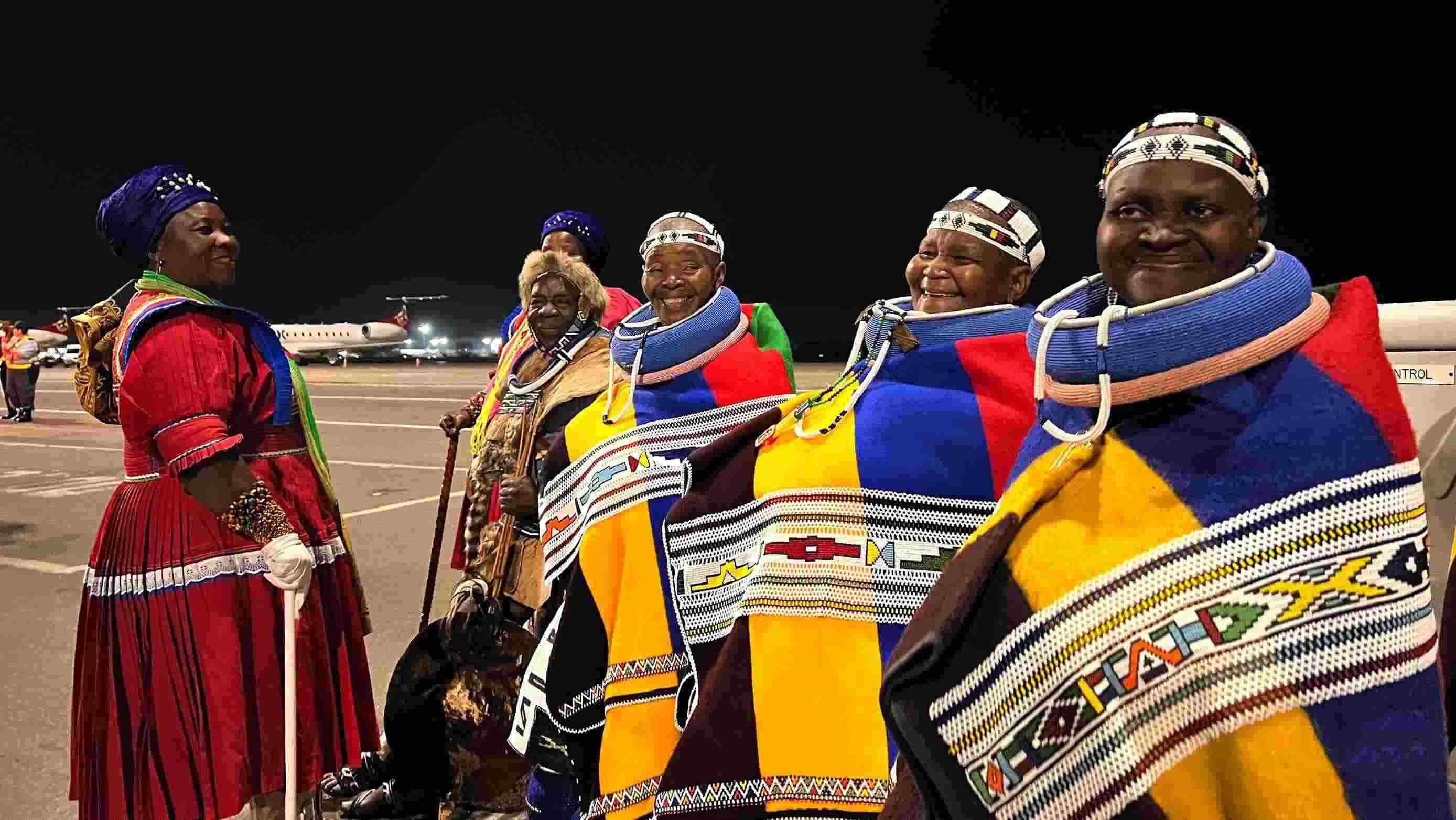 當?shù)貢r間2023年8月21日晚，習近平主席乘坐的專機抵達南非約翰內(nèi)斯堡坦博國際機場，這是身穿民族服飾迎接的當?shù)厝罕姟? width=
