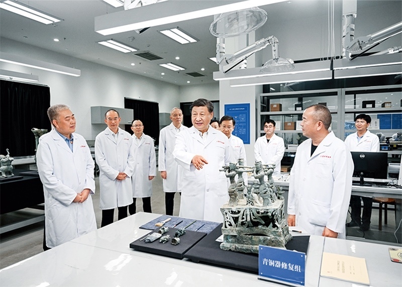 2023年7月25日至27日，中共中央總書記、國家主席、中央軍委主席習近平在四川考察。這是26日下午，習近平在位于德陽市廣漢市的三星堆博物館文物保護與修復館，同現(xiàn)場工作人員親切交流。 新華社記者 謝環(huán)馳/攝