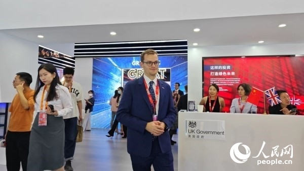 9月2日，英國(guó)館館長(zhǎng)、英國(guó)商業(yè)貿(mào)易部市場(chǎng)推廣主管康鵬接受人民網(wǎng)記者采訪。人民網(wǎng)記者 趙雯博攝