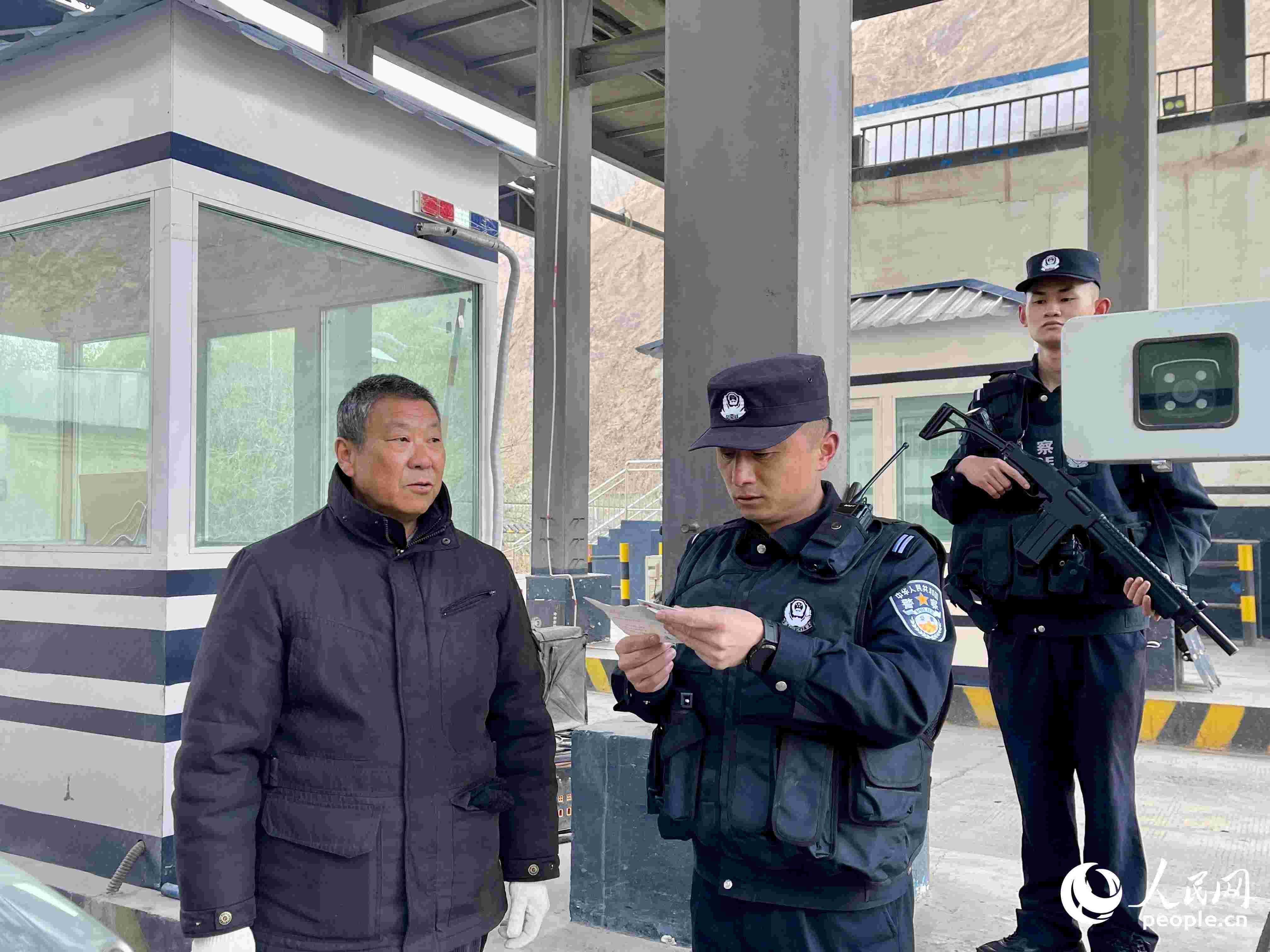 2023年5月10日，在庫(kù)地邊境檢查站，陳暢核對(duì)進(jìn)出邊境管理區(qū)人員信息。人民網(wǎng) 周靜圓攝