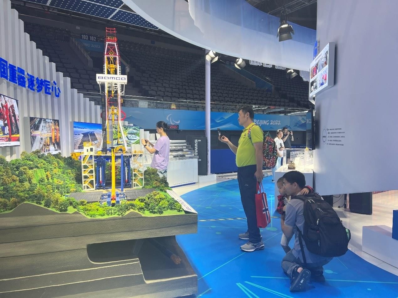 觀展群眾在國(guó)家體育館環(huán)境服務(wù)展區(qū)。人民網(wǎng) 歐陽(yáng)易佳攝