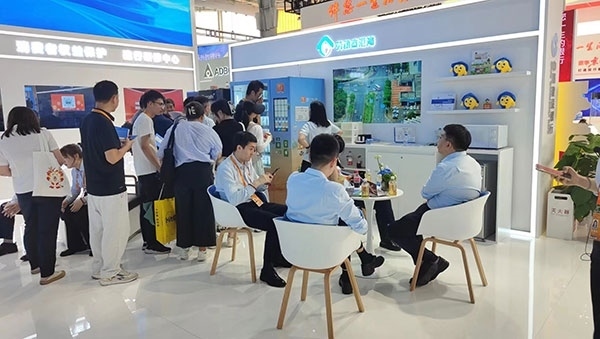 銀行機構“勞動者港灣”的服務理念，吸引觀展群眾上前咨詢。人民網記者 李彤攝