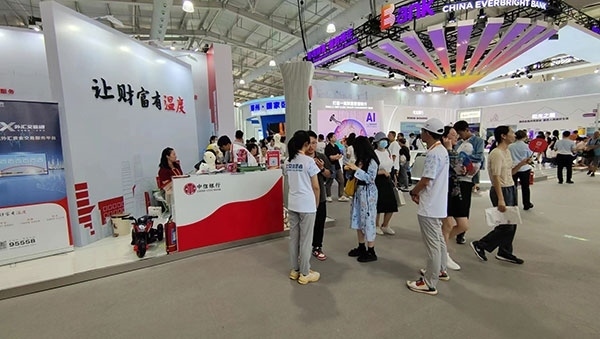 在銀行展臺，“溫度”成為了高頻詞匯。人民網記者 李彤攝