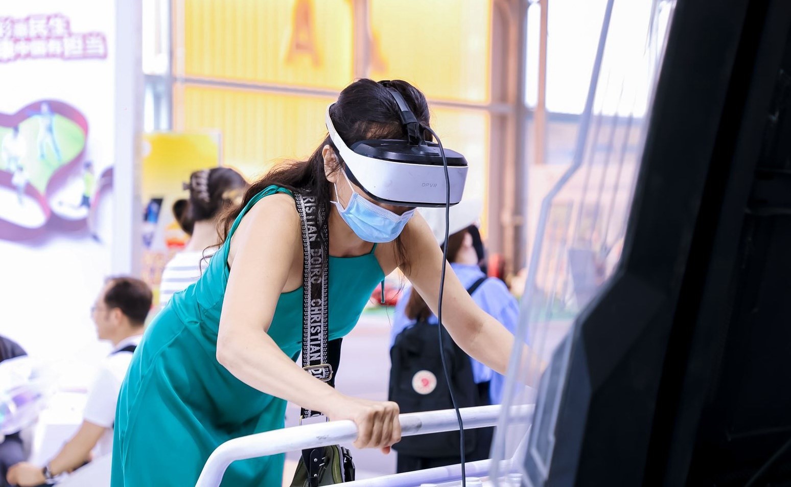 觀眾參與AI體驗。圖片來源：中國國際服務(wù)貿(mào)易交易會