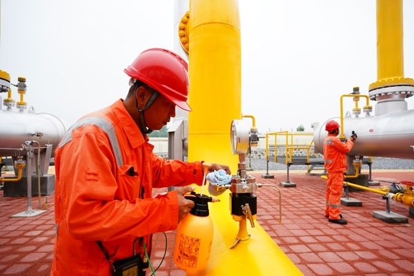 西氣東輸湖廣輸氣分公司員工在投產(chǎn)現(xiàn)場進(jìn)行天然氣驗(yàn)漏檢測。唐瑋峰攝
