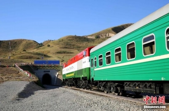 2016年8月24日，塔吉克斯坦“瓦赫達(dá)特-亞灣”鐵路通車。這是絲綢之路經(jīng)濟(jì)帶框架下首個開工并建成的鐵路項目，具標(biāo)志性意義。圖為火車進(jìn)入由中鐵十九局集團(tuán)有限公司承建的隧道。文龍杰 攝