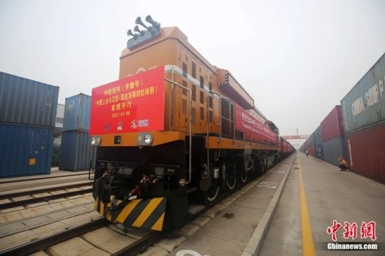 2021年7月5日，中國—上海合作組織地方經(jīng)貿(mào)合作示范區(qū)（簡稱“上合示范區(qū)”）前往塔吉克斯坦首都杜尚別的首班中歐班列（齊魯號）“上合快線”發(fā)出，從上合示范區(qū)青島多式聯(lián)運(yùn)中心啟程，為中國及日本、韓國等周邊國家和地區(qū)與塔吉克斯坦經(jīng)貿(mào)往來提供了全新的物流解決方案。胡耀杰 攝