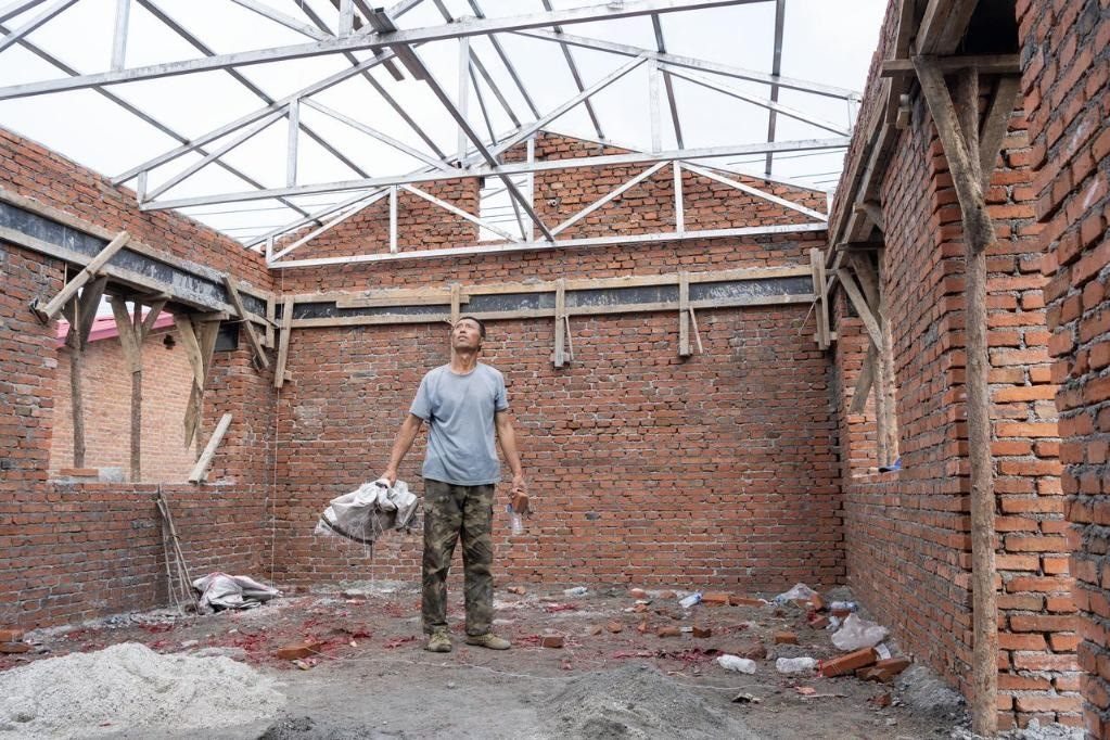 近日，在黑龍江省尚志市老街基鄉(xiāng)基豐村，村民劉環(huán)茂查看新建的房屋。新華社記者 謝劍飛 攝