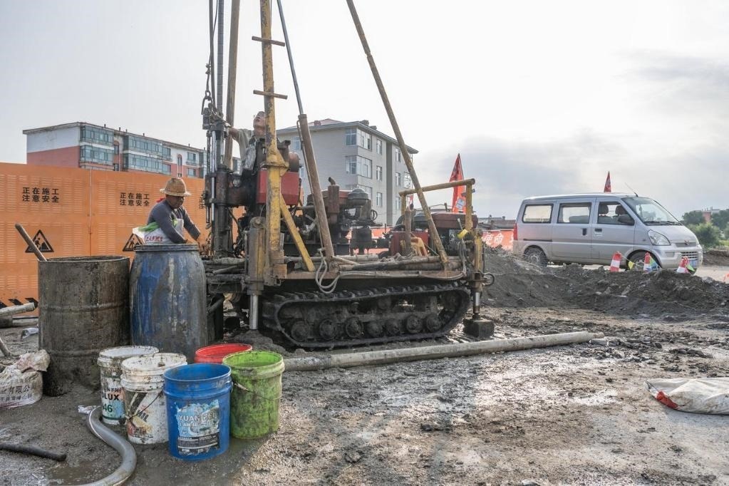 近日，在黑龍江省尚志市老街基鄉(xiāng)，施工人員正在作業(yè)。新華社記者 謝劍飛 攝