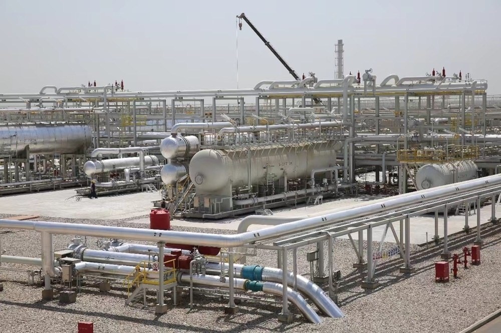 圖為位于伊拉克米桑省阿瑪拉市，由中國石油、道達爾、馬來西亞石油合資建設的哈法亞油田油氣處理站。中國石油哈法亞公司/供圖