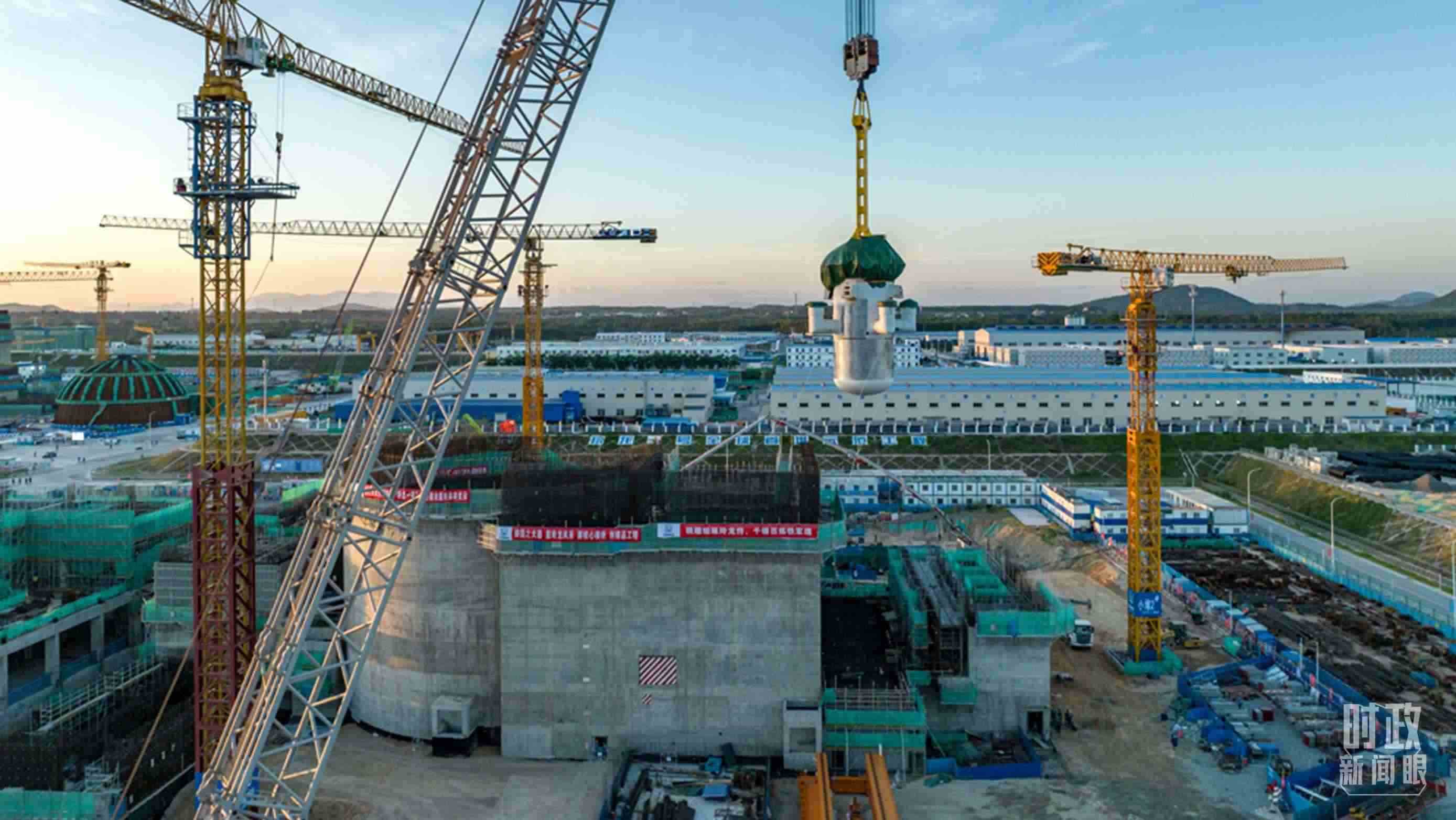 △8月10日，由中國第一重型機械股份公司承制的玲龍一號反應(yīng)堆核心模塊“玲龍之心”成功吊裝。（圖/國務(wù)院國資委網(wǎng)站）