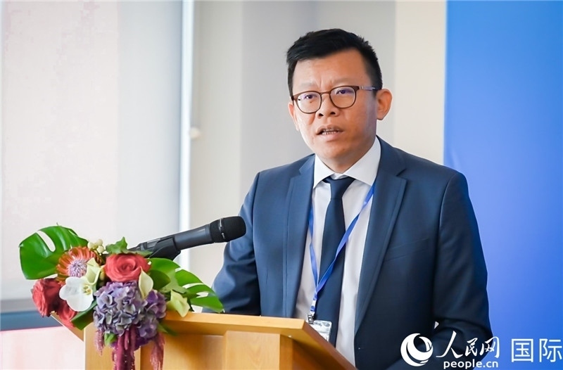 圖為中遠(yuǎn)海運(yùn)(歐洲)公司副總裁李震宇致辭。人民網(wǎng) 郭錦標(biāo)攝