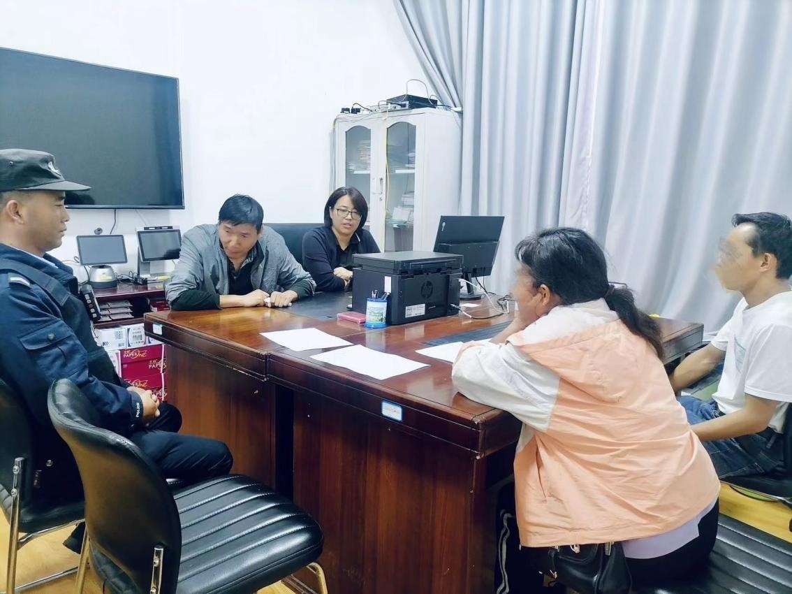 2023年8月4日，和立峰（左二）在調(diào)解一起家庭婚姻糾紛。受訪者供圖