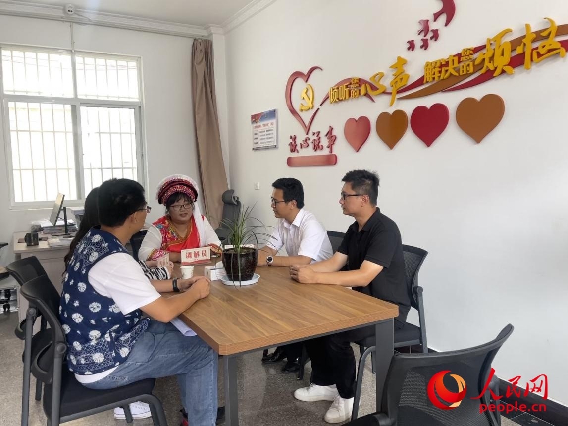 李雪娟（右三）和群眾交流。人民網(wǎng) 周靜圓攝