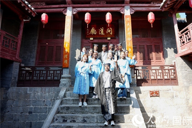 圖為選手們在海會書院內(nèi)合影留念。人民網(wǎng) 盧鵬宇攝