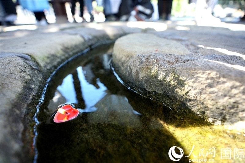 圖為水渠里流過的“桃心”蠟燭。人民網(wǎng) 盧鵬宇攝