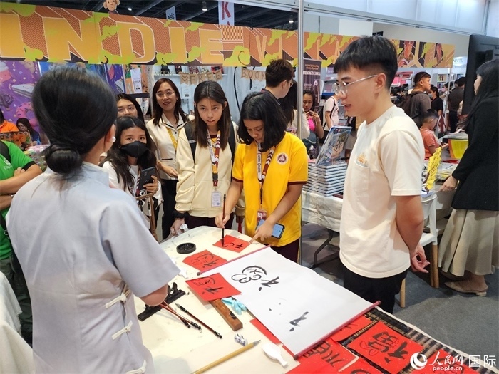 中國(guó)圖書展亮相第43屆菲律賓馬尼拉國(guó)際書展。人民網(wǎng)記者 樊帆攝