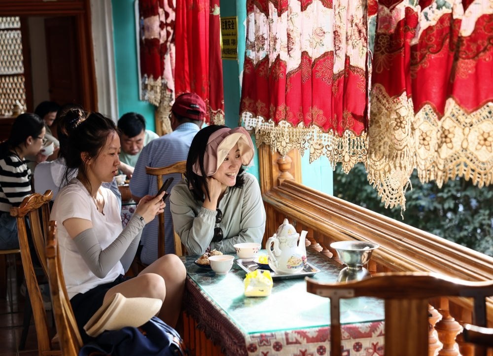 游客在新疆喀什古城景區(qū)百年老茶館內(nèi)品茶小憩（2023年9月7日攝）。新華社記者 蘭紅光 攝