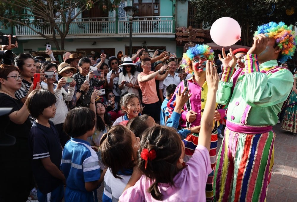 演員與小朋友在新疆喀什古城景區(qū)互動(dòng)（2023年9月7日攝）。新華社記者 蘭紅光 攝