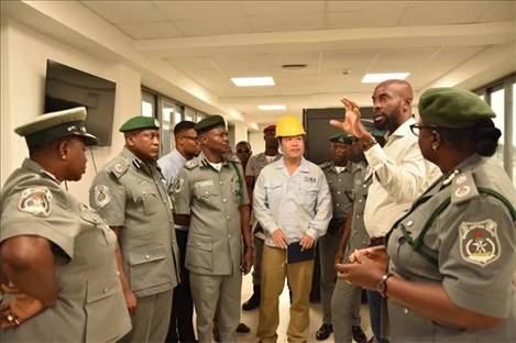 萊基港員工向海關(guān)工作人員講解掃描儀使用方法。受訪者供圖