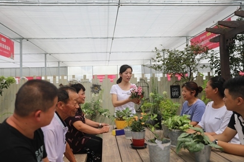 李敏向村民講授花木直播經(jīng)驗(yàn)。受訪者供圖