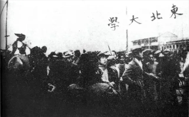 △東北大學(xué)學(xué)生走在一二·九請愿游行隊伍最前列。