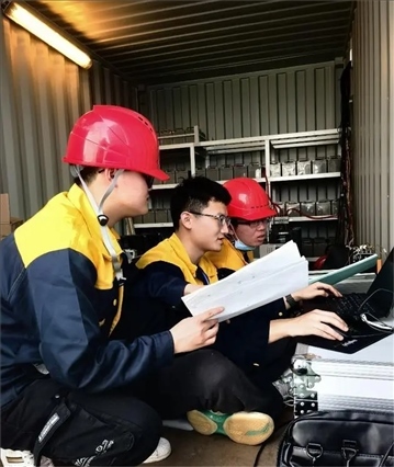 △2022年，長征十一號運載火箭在我國黃海以“一箭五星”方式成功發(fā)射。哈爾濱工程大學(xué)船海結(jié)構(gòu)物安全與舒適性團隊為發(fā)射船進行結(jié)構(gòu)動態(tài)監(jiān)測。