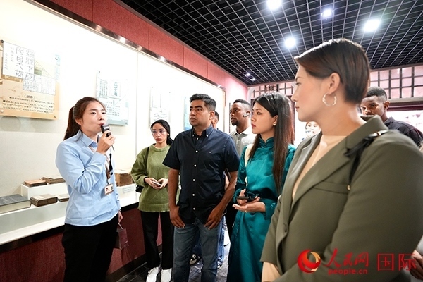 選手們認(rèn)真聆聽(tīng)導(dǎo)游講解。人民網(wǎng) 盧鵬宇攝