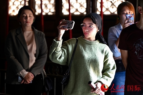 選手顏青（蘇丹）用手機(jī)記錄所見(jiàn)所感。人民網(wǎng) 盧鵬宇攝