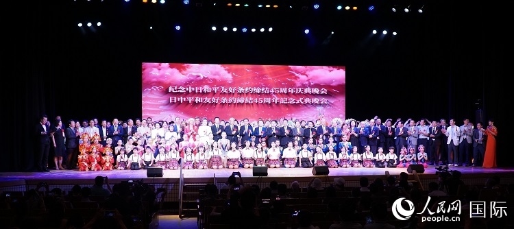 出席晚會(huì)的嘉賓與演員合影留念。人民網(wǎng) 蔣曉辰攝