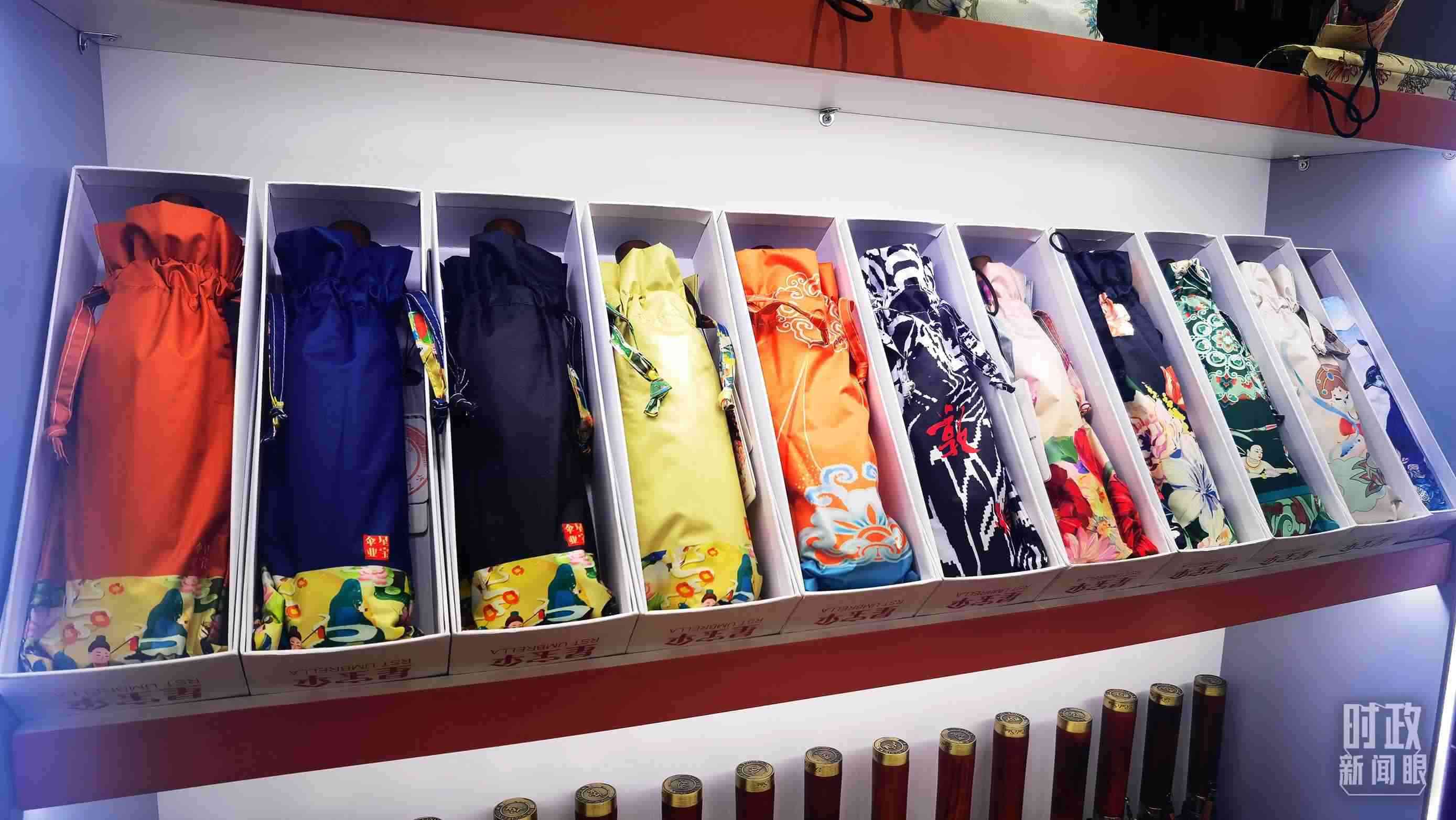 △商貿(mào)城內(nèi)的一家傘鋪，貨架上擺放著包裝精美的雨傘。（總臺央視記者范學(xué)禹拍攝）