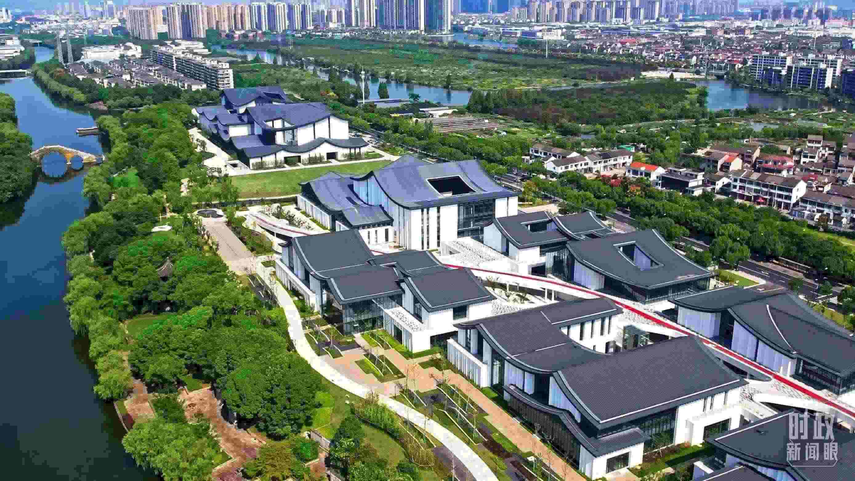 △臨河而建的浙東運(yùn)河文化園。（總臺央視記者范凱拍攝）