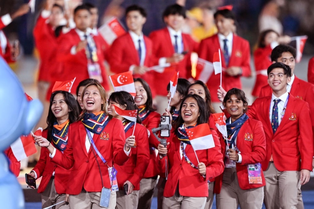 新加坡代表團(tuán)在開(kāi)幕式上入場(chǎng)。