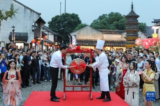 9月27日拍攝的2023年南翔國(guó)潮大會(huì)暨第十七屆上海南翔小籠文化展開(kāi)幕儀式現(xiàn)場(chǎng)。