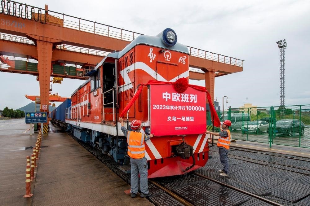△2023年7月29日，滿載110個標箱出口貨物的X8020次中歐班列從浙江義烏西站準備啟程。