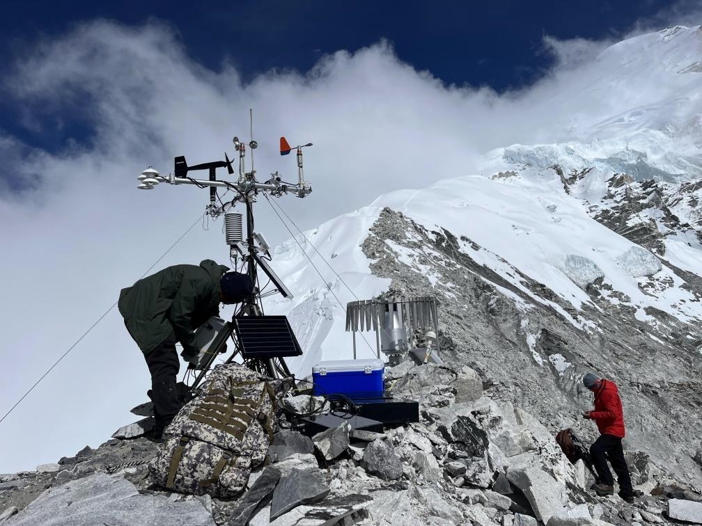 科考隊員在海拔6450米架設(shè)自動氣象站（9月25日攝）。（圖片由第二次青藏科考隊科考隊員提供）