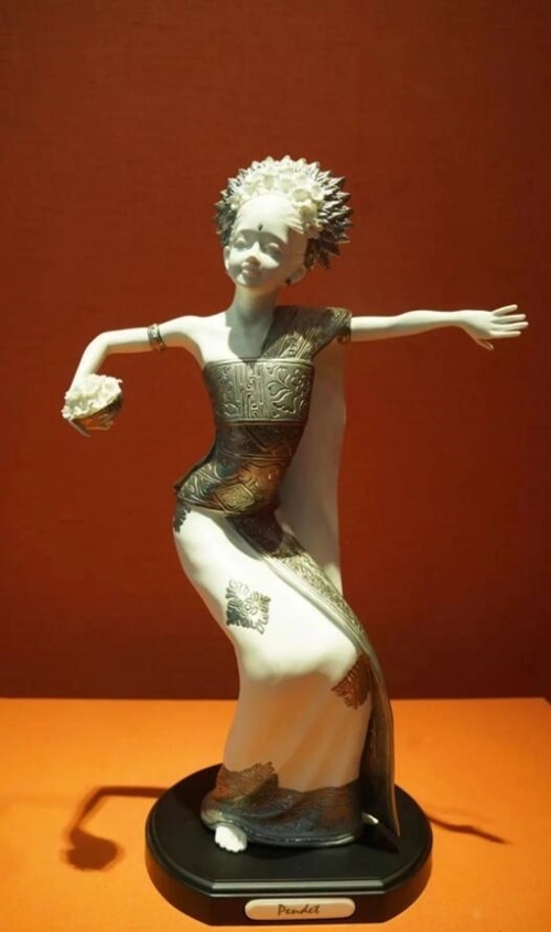 2013年10月，時(shí)任印度尼西亞總統(tǒng)蘇西洛贈送習(xí)近平主席的鑲錫瓷塑舞者。