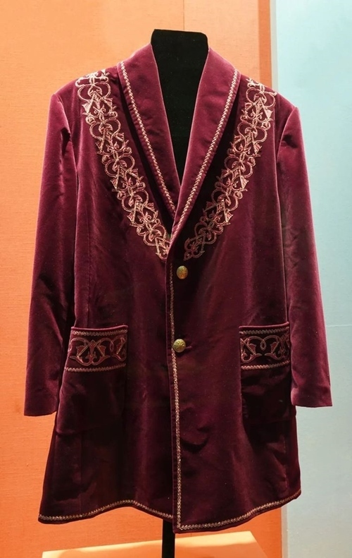 2013年9月，時(shí)任哈薩克斯坦總統(tǒng)納扎爾巴耶夫贈送習(xí)近平主席的哈薩克斯坦民族服裝。