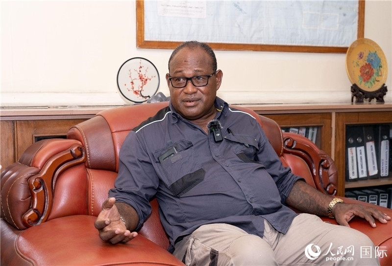 2023年9月13日，所羅門群島副總理兼基礎(chǔ)設施和發(fā)展部長梅納西·梅蘭加在首都霍尼亞拉接受人民網(wǎng)記者專訪。人民網(wǎng) 賀吉攝