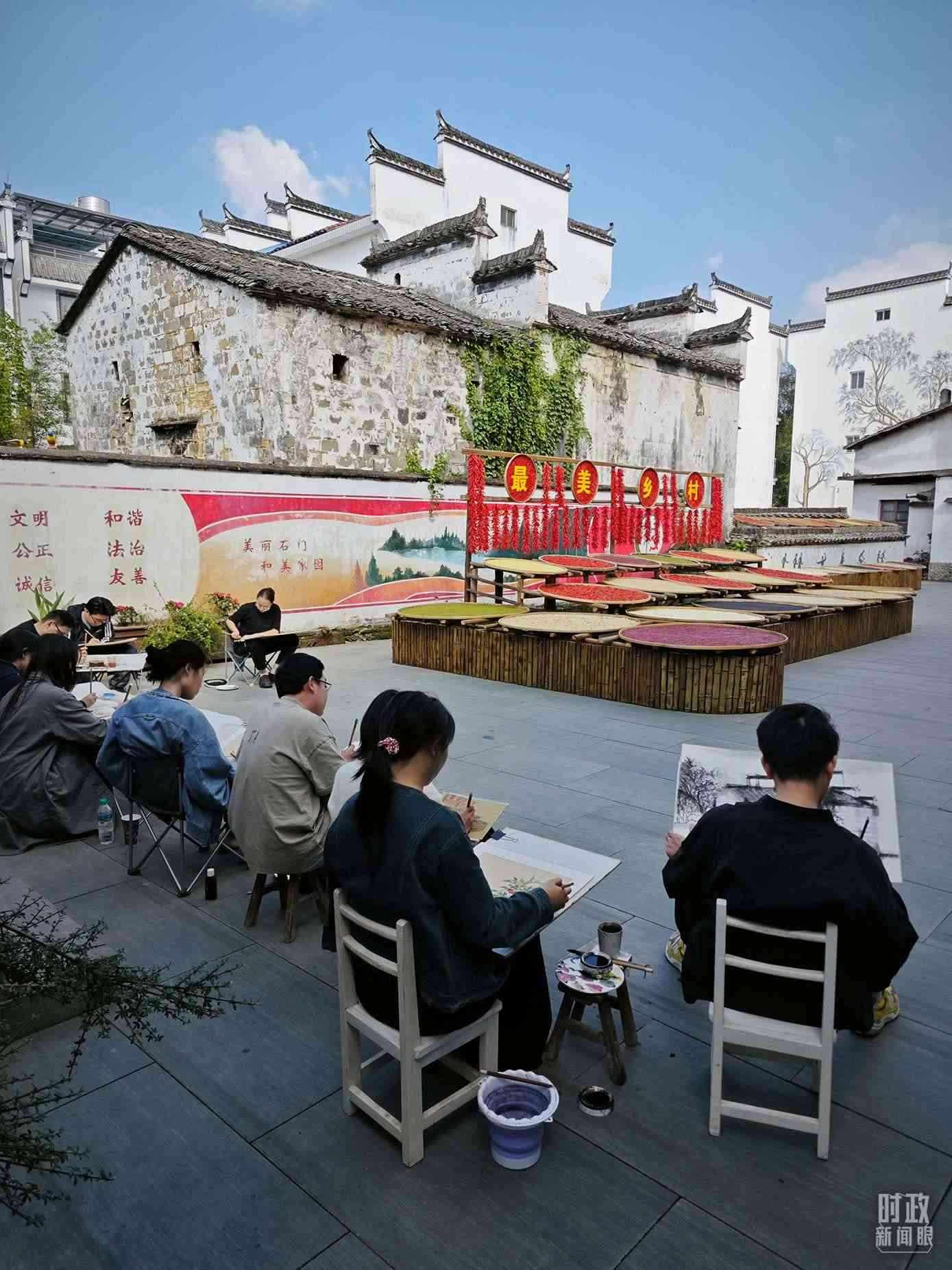 △來自中國美術學院的同學在石門村寫生。（總臺央視記者郁振一拍攝）