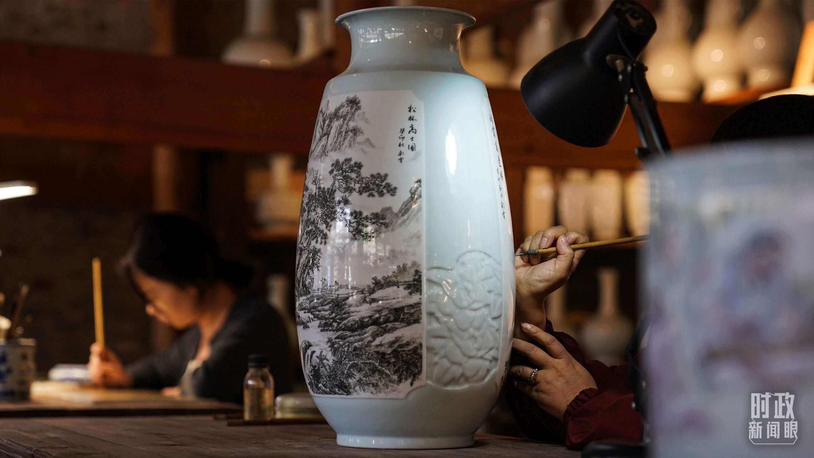 △陶瓷畫師正在繪制瓷器。（總臺國廣記者李晉拍攝）