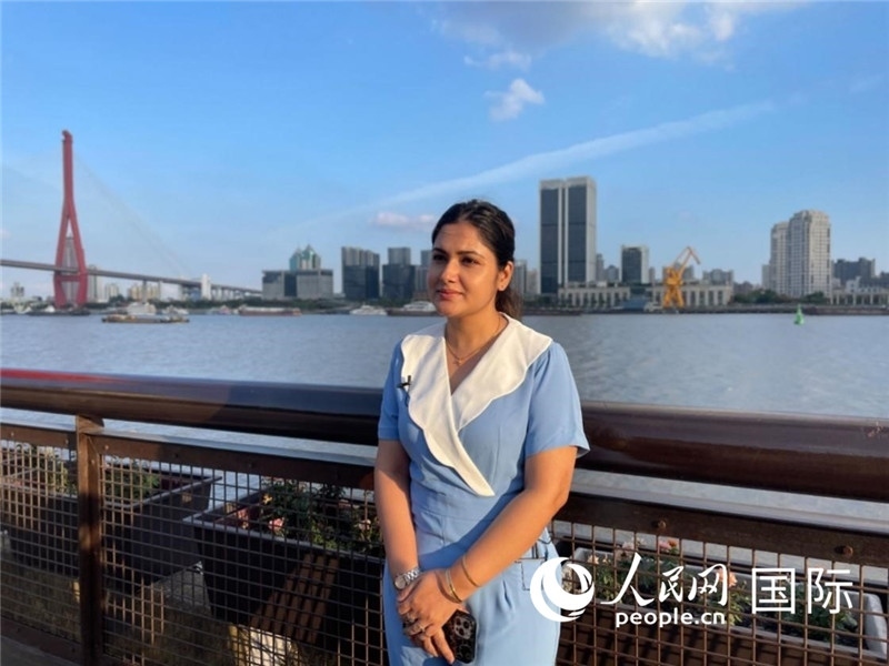孟加拉國Channel24電視頻道主持人伊斯拉特·阿敏在上海市楊浦濱江接受采訪。 人民網(wǎng)記者 張榮攝