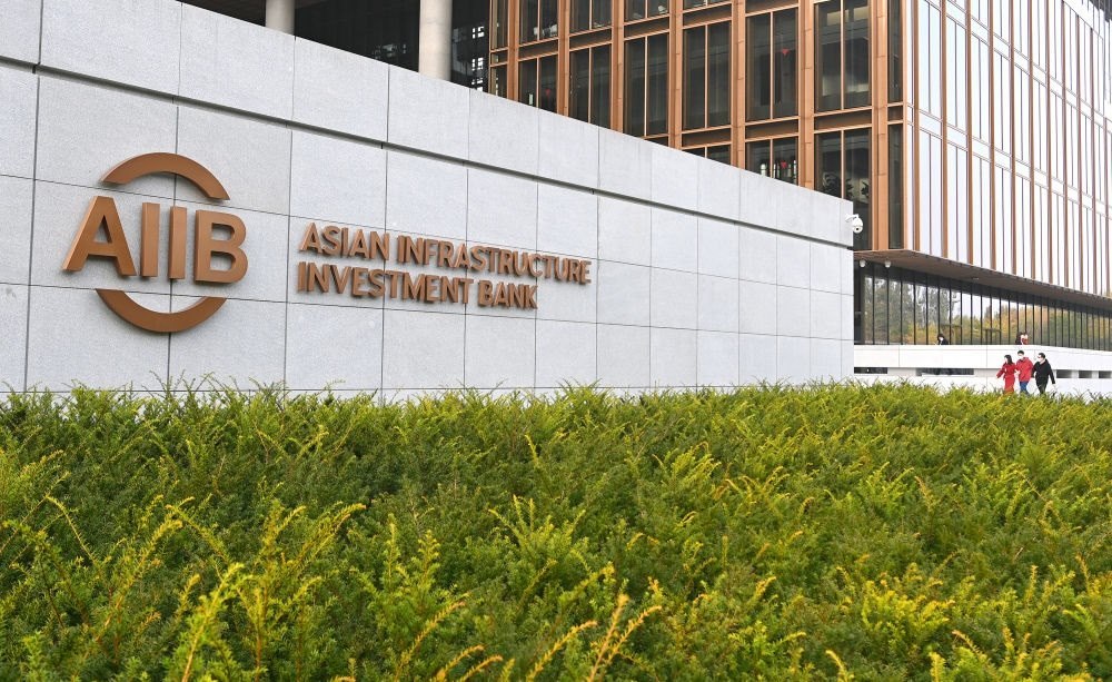 這是亞洲基礎設施投資銀行（亞投行）標志（2021年10月25日攝）。新華社記者 李賀 攝