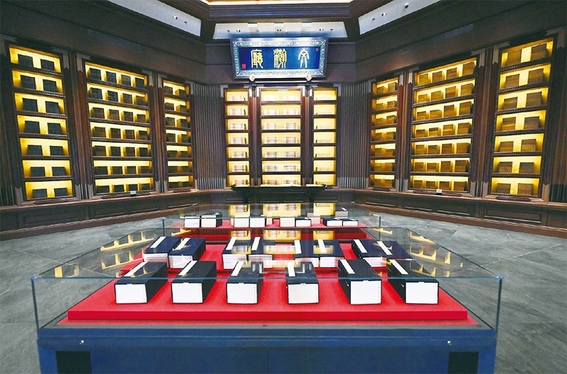 建設(shè)中國國家版本館，是以習(xí)近平同志為核心的黨中央作出的重大決策，是文明大國建設(shè)的基礎(chǔ)工程，是功在當(dāng)代、利在千秋的標(biāo)志性文化工程，充分體現(xiàn)了我們黨傳承發(fā)展中華文化的高度自覺、汲取歷史智慧更好走向未來的歷史主動(dòng)。圖為2023年5月拍攝的中國國家版本館中央總館文瀚廳。 新華社發(fā)