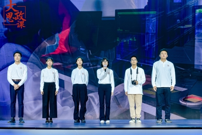 四川大學(xué)三星堆遺址考古隊(duì)隊(duì)長、考古文博學(xué)院教授黎海超和四川大學(xué)三星堆遺址考古隊(duì)隊(duì)員們