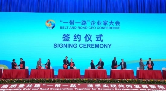這是10月17日拍攝的簽約儀式現(xiàn)場。當(dāng)日，“一帶一路”企業(yè)家大會在北京召開。（新華社記者王毓國攝）